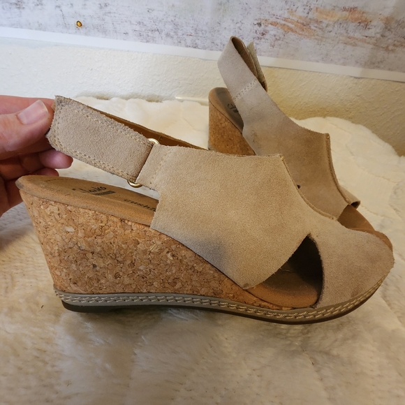 Clarks Helio Float Sand Nubuk Suede Wedge....size 8 - Picture 2 of 8